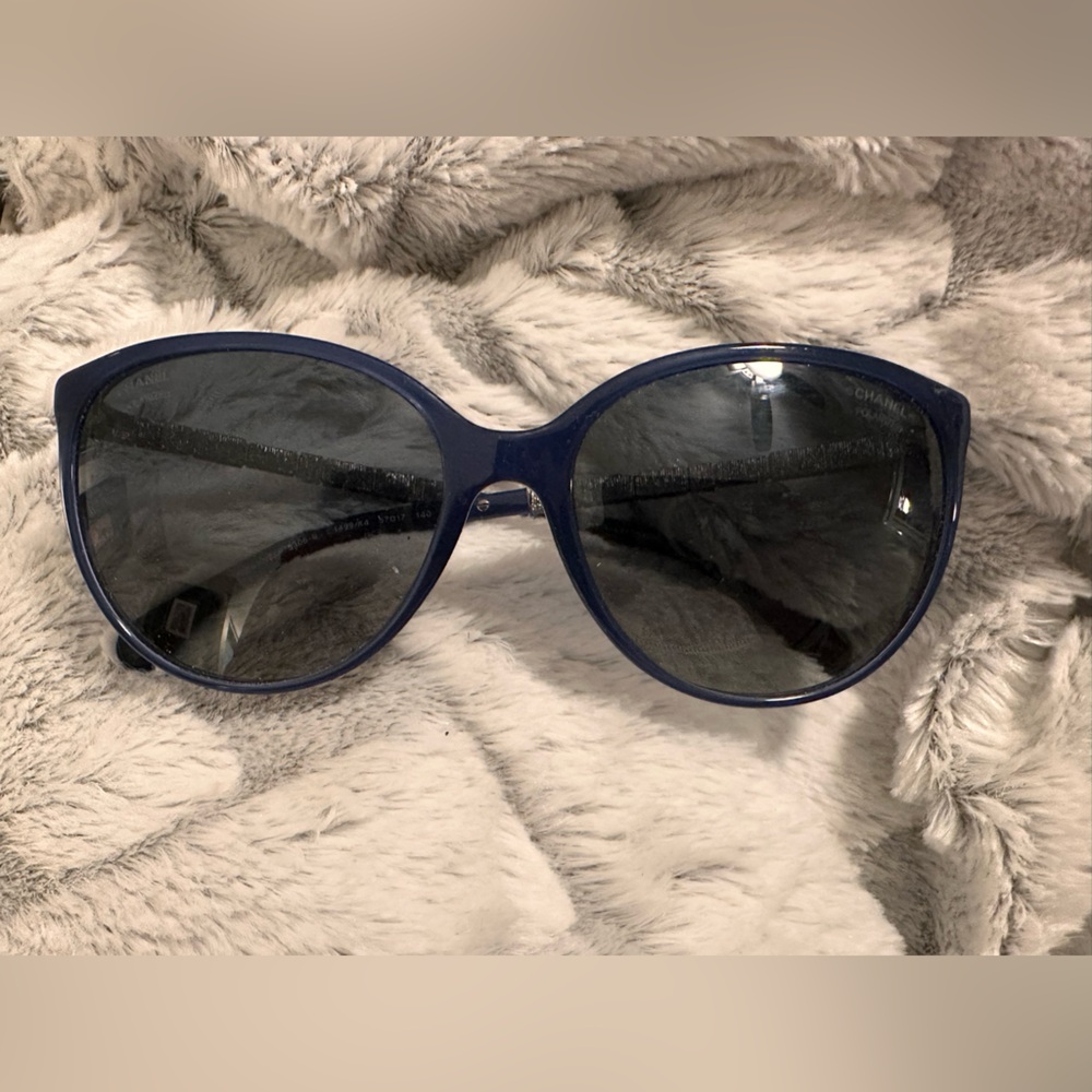 🕶️CHANEL GORGEOUS Navy Blue “CC” Logo & Crystal Baguette Polarized Sunglasses